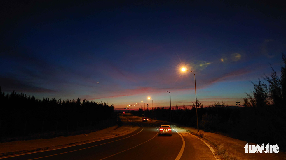 A panoramic photo of twilight on the road leading to Eo Gio Strait in Quy Nhon City, Binh Dinh Province, south-central Vietnam. Photo: Nguyen Hien / Tuoi Tre