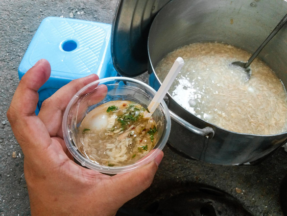 A cup of 'sup cua' (crab soup) from a stall in Hoang Hoa Tham market, Tan Binh District, Ho Chi Minh City. Photo: Minh Duc / Tuoi Tre