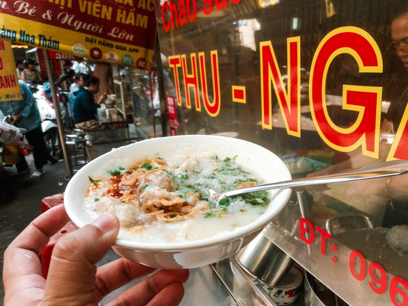 A bowl of ‘chao suon’ at Chao suon Thu Ngan stall in Hoang Hoa Tham market, Tan Binh District, Ho Chi Minh City. Photo: Minh Duc / Tuoi Tre