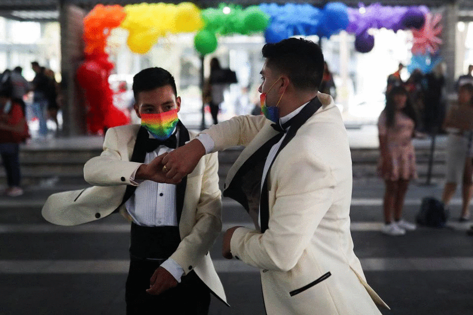 A couple dances as they celebrate LGBTQ+ pride month with a massive wedding of same sex couples in Mexico City, Mexico, June 24, 2022. Photo: Reuters