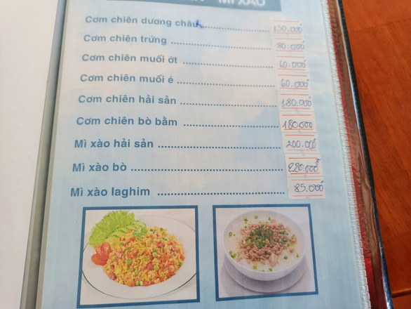 This image shows the Ngoc Phu Seafood Restaurant menu, in which beef pan-fried noodles are priced at VND220,000 ($9.4) per serving. Photo: Minh Chien / Tuoi Tre