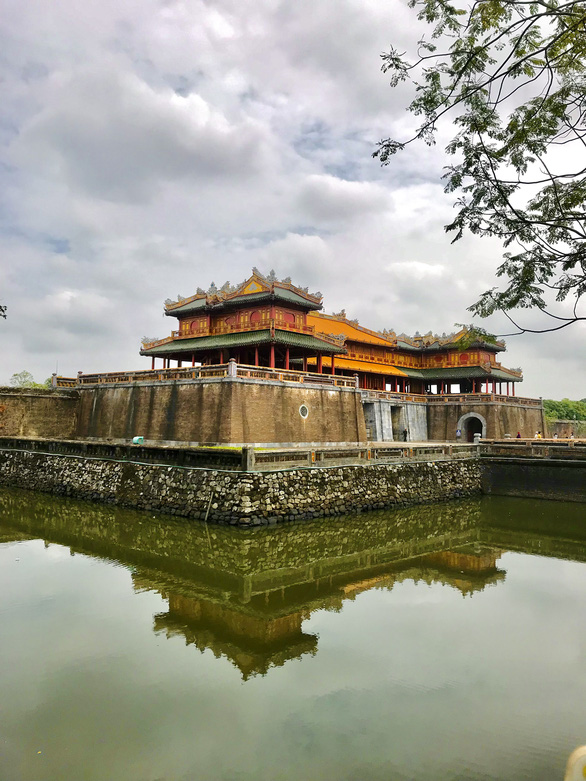 Coming to Hue, tourists must visit the Imperial City to touch a cultural relic site recognized as a world cultural heritage and learn the history through dynasties. Photo: Ngoc Quyen / Tuoi Tre