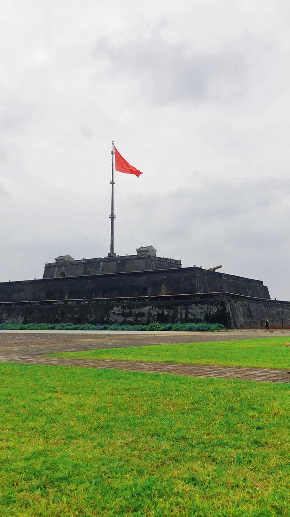 Hue Flag Tower with a height of 54.5 meters is a part of the Hue Imperial City. It has witnessed many large historical events of the country, attracted many tourists and been a favorite destination of young people. Photo: Ngoc Quyen / Tuoi Tre