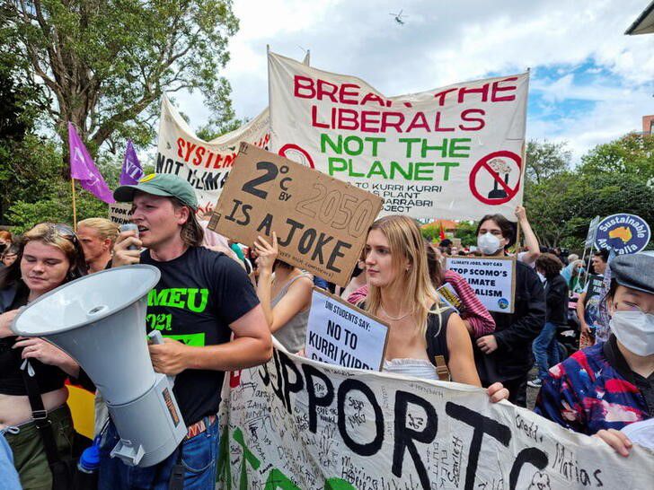 Climate change protest throws Sydney traffic into chaos, 11 arrested