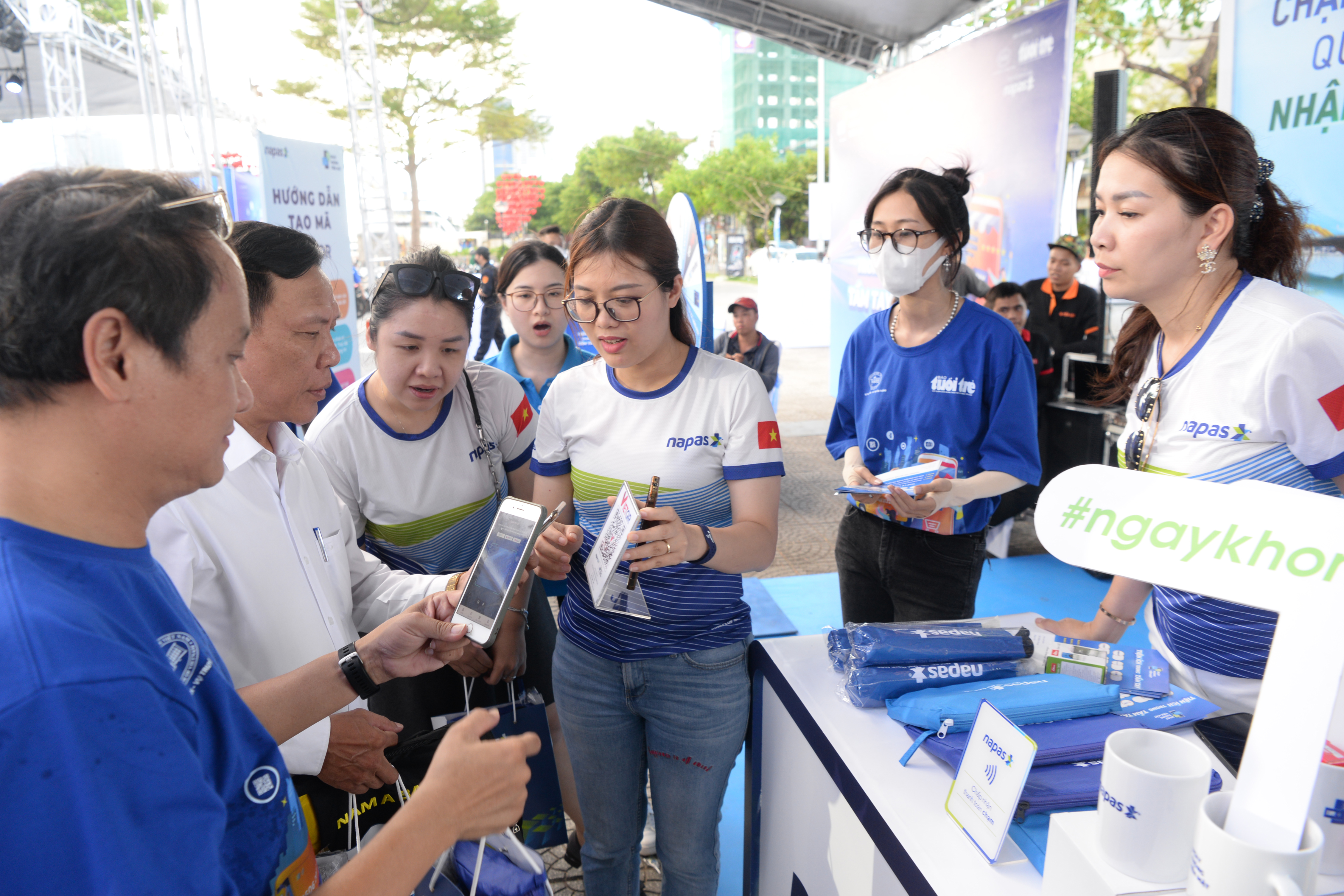 Da Nang residents try out digital payment methods at cashless fair