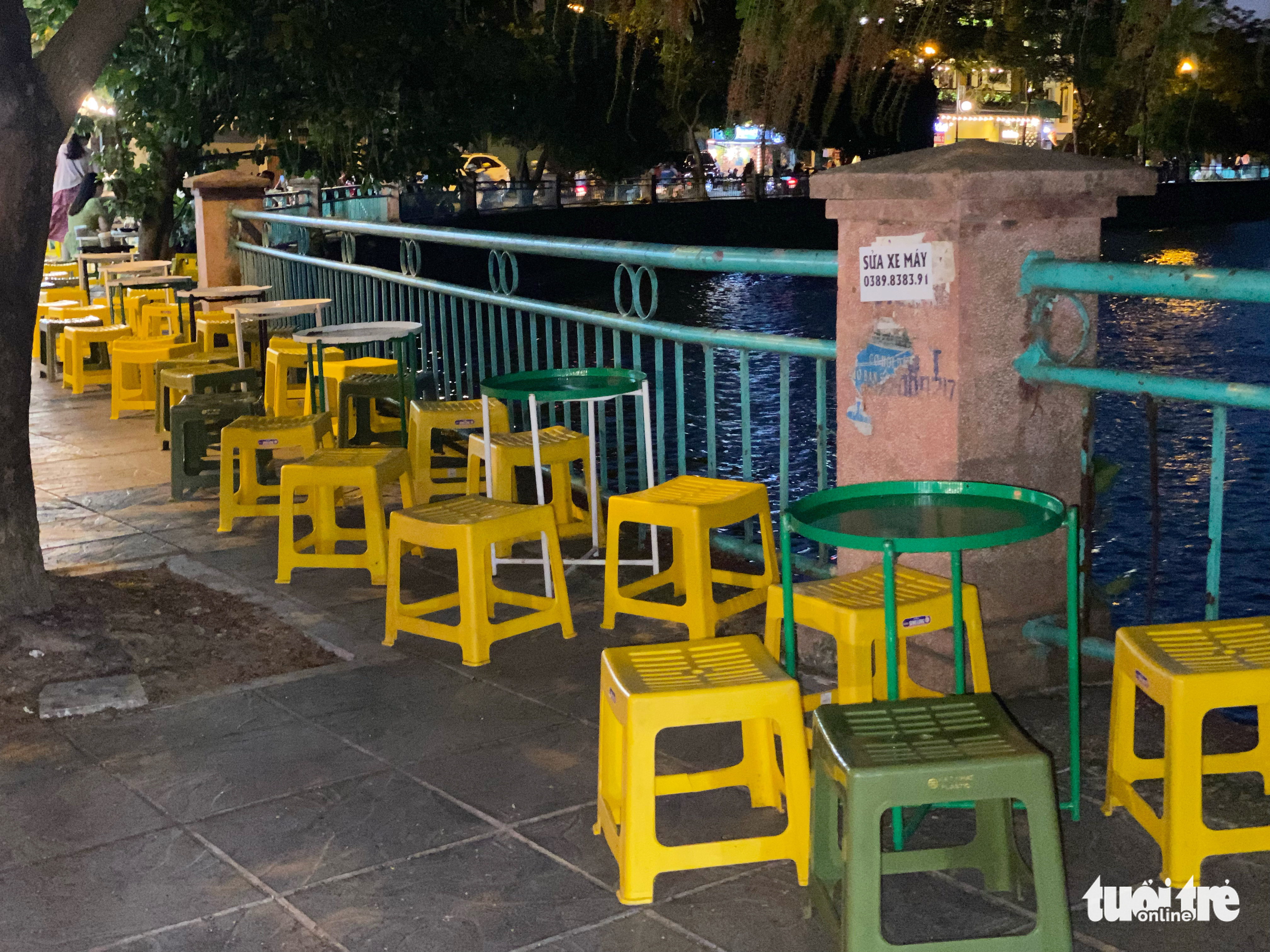 Plastic chairs are unlawfully set up on the sidewalk of a street along the West Lake to sell beverages in Tay Ho District, Hanoi, June 25, 2022. Photo: Pham Tuan / Tuoi Tre