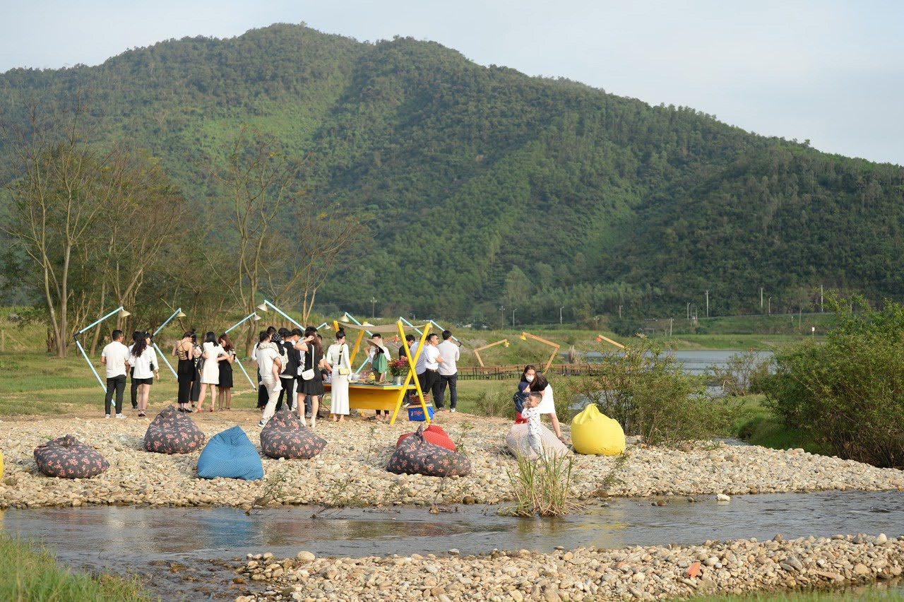 Tourists visit a nature tourism site along the Cu De River in Hoa Bac Commune, Hoa Vang District, Da Nang City, Vietnam. Photo: Q.B. / Tuoi Tre