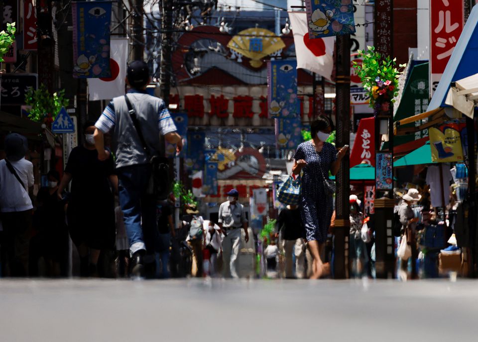 Passersby are seen through a heat haze during hot weather at Sugamo district in Tokyo, Japan June 27, 2022. Photo: Reuters