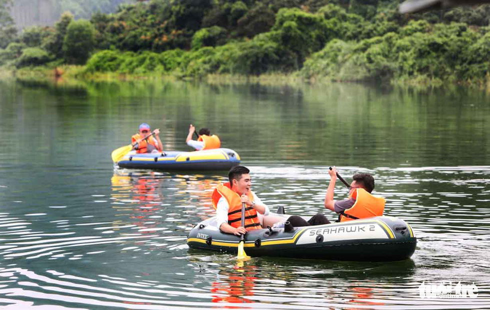 Tourists row inflatable boats at Cam Son Lake in Luc Ngan District, Bac Giang Province. Photo: Ha Quan / Tuoi Tre