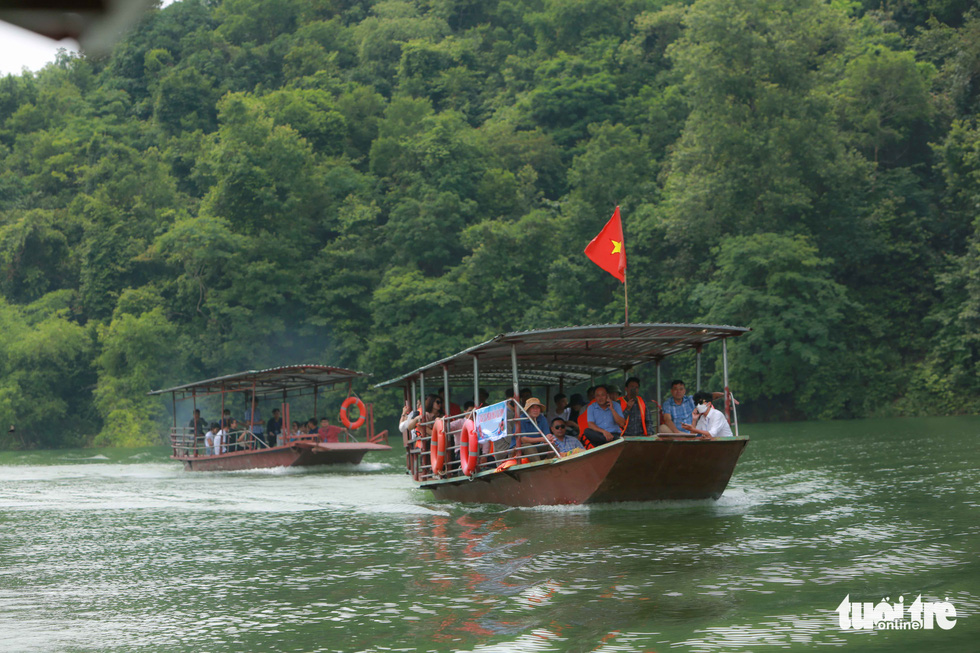 Tourist boats glide along the Cam Son Lake in Luc Ngan District, Bac Giang Province. Photo: Ha Quan / Tuoi Tre