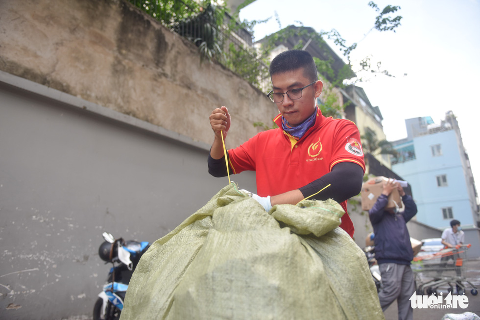 Every day, Nguyen Van Tien rolls up his sleeves to directly involve himself in the waste collection.