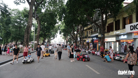 Hoan Kiem pedestrian street is busy on the weekends. Photo: Nam Tran / Tuoi Tre