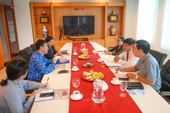 Representatives of the Consulate General of Indonesia in Ho Chi Minh City and Tuoi Tre newspaper at a meeting on June 27, 2022. Photo: Quang Dinh / Tuoi Tre