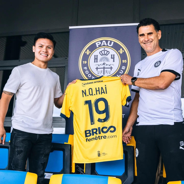 Nguyen Quang Hai (L) with coach Didier Tholot after officially joining Pau FC on June 29, 2022. Photo: Pau FC