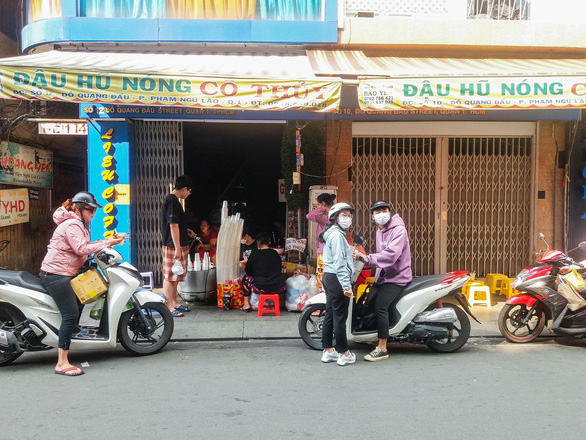 People queue in front of 'Tau hu tran chau Co Thuy' to buy sweet treats at 12 Do Quang Dau Street, District 1, Ho Chi Minh City. Photo: Minh Duc / Tuoi Tre