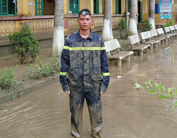 Private Quan Ngoc Hoang after rescuing more than 100 students stranded at the flooded Lam Binh Ethnic Minority Boarding Middle School and Lam Binh High School in Lam Binh District, Tuyen Quang Province, Vietnam, June 29, 2022. Photo: Truong Thanh / Tuoi Tre