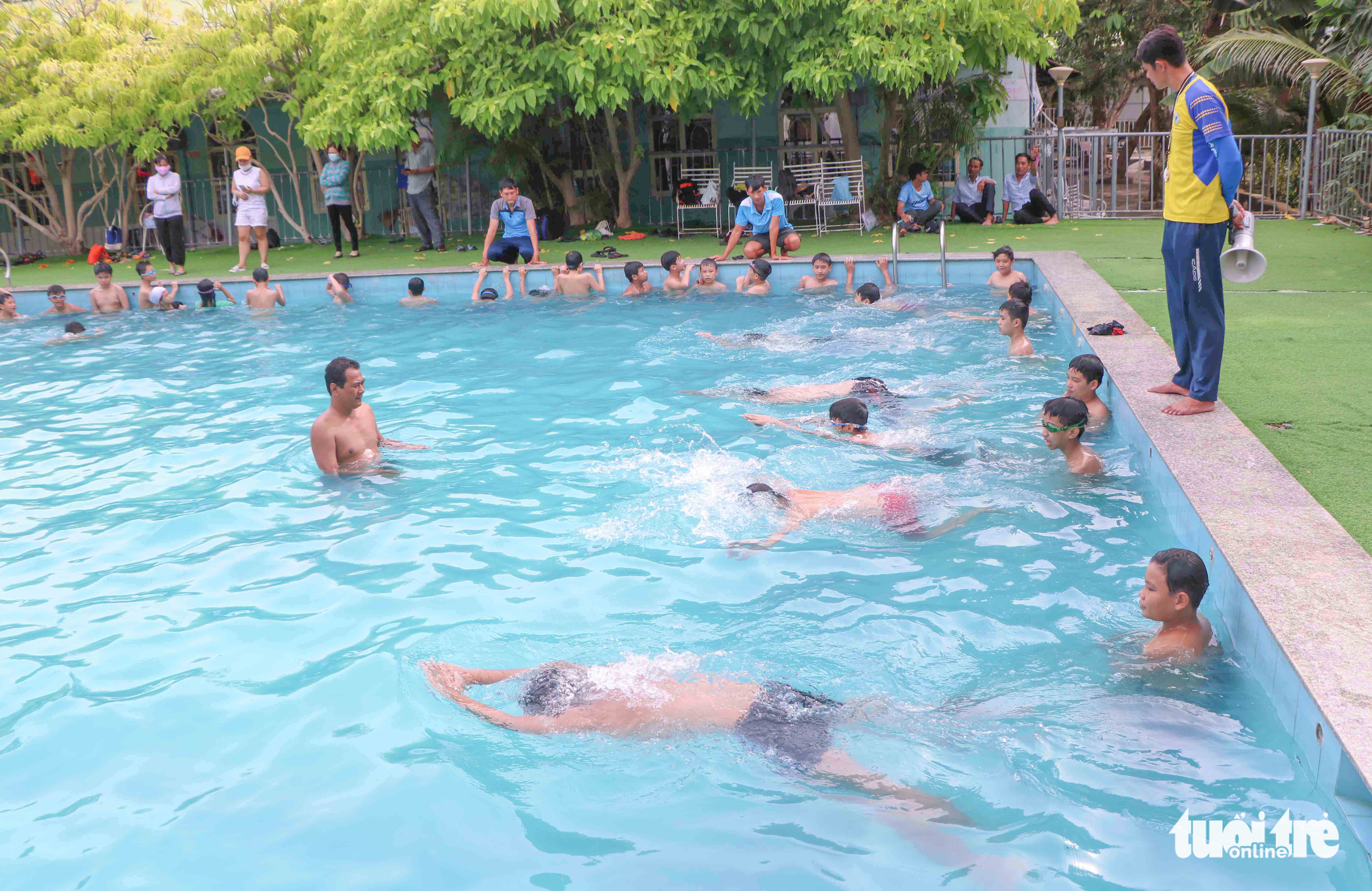 Children take a free swimming lesson in Phan Rang-Thap Cham City, Ninh Thuan Province, Vietnam. Photo: Duy Ngoc / Tuoi Tre