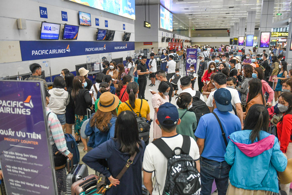 Vietnamese airlines want domestic airfare caps raised, even removed, amid fuel cost hikes