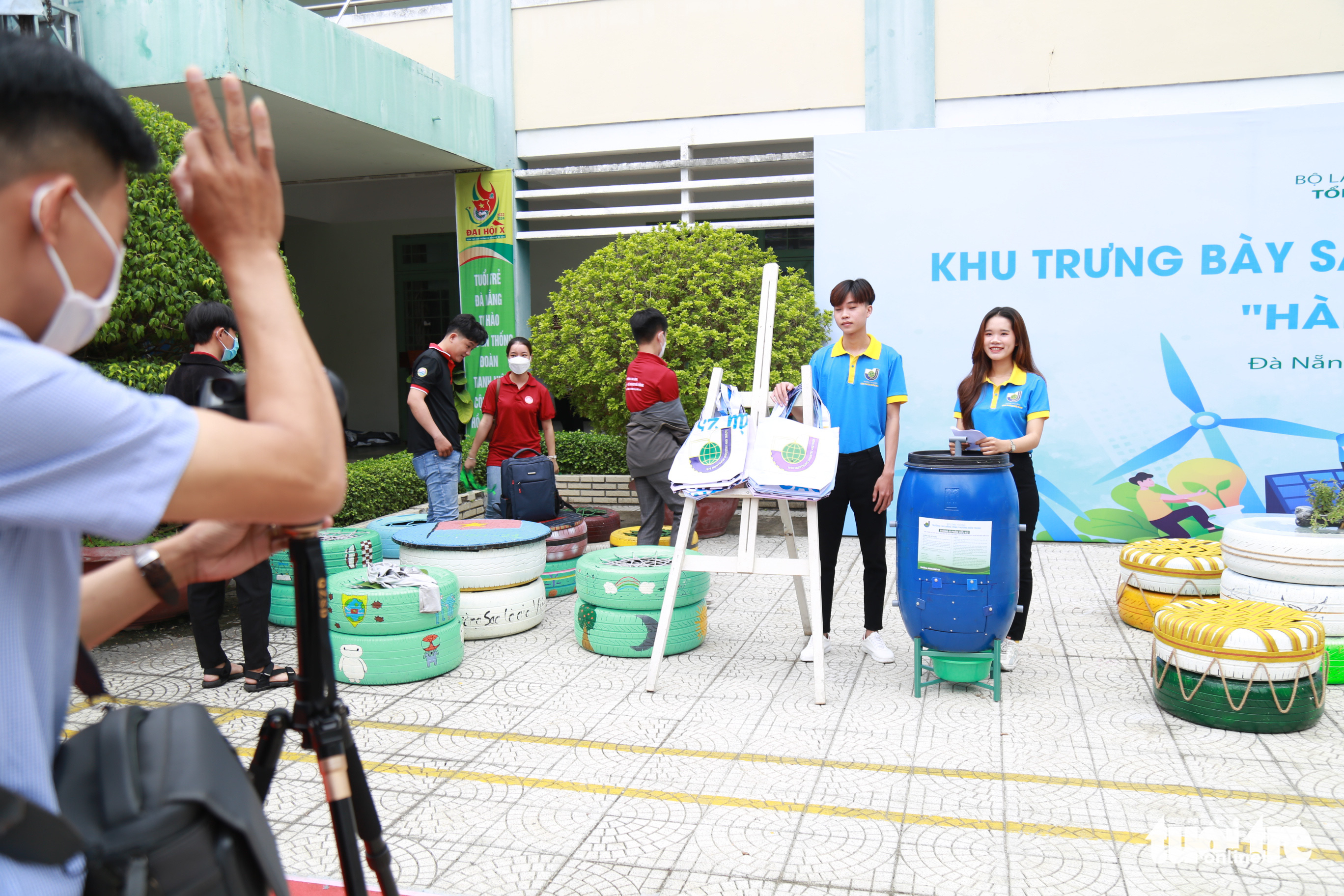 Products made from recyclable material are presented at the event in Da Nang City, July 2, 2022. Photo: Doan Nhan / Tuoi Tre