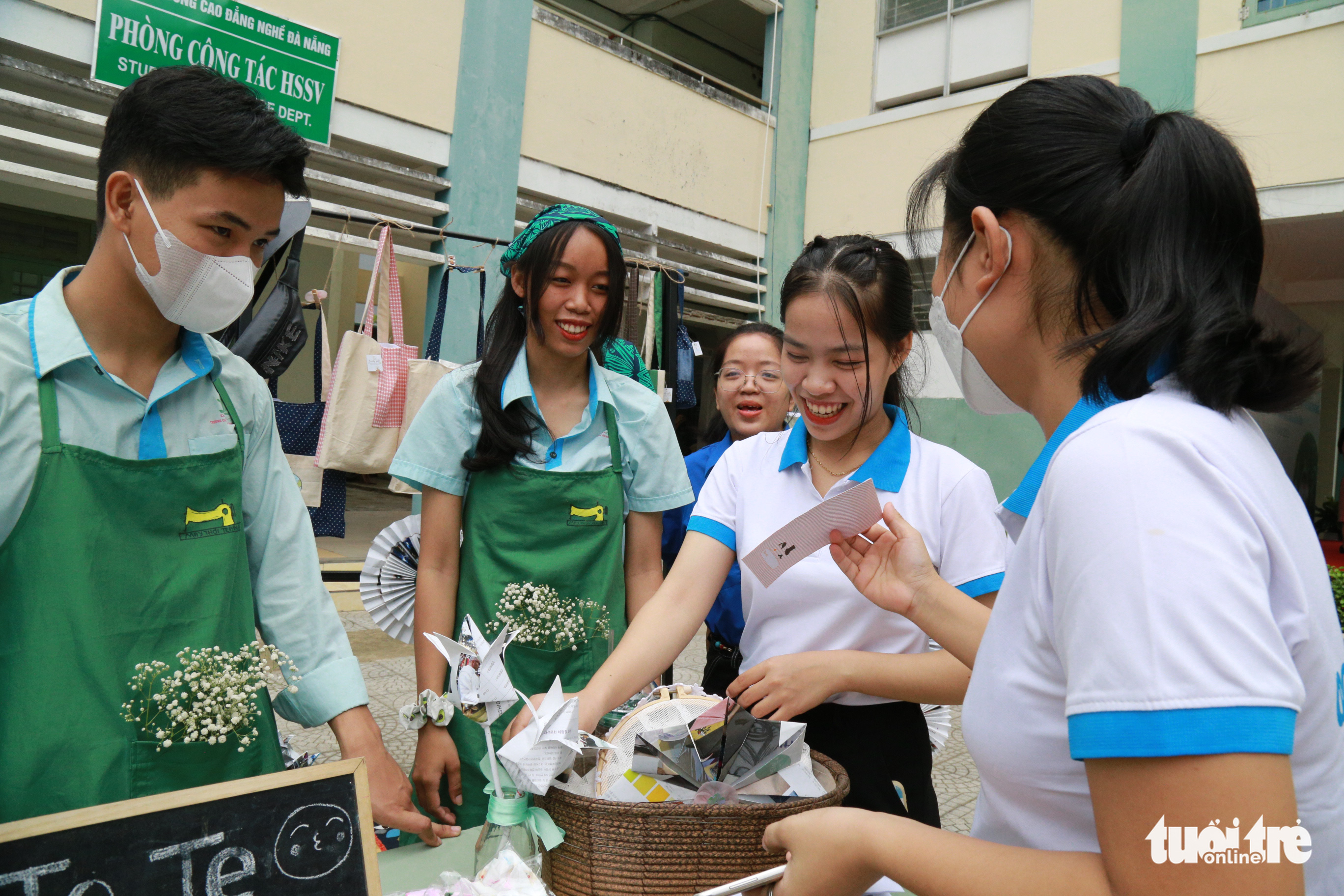 Students introduce handicrafts made from recyclable material at the event. Photo: Doan Nhan / Tuoi Tre