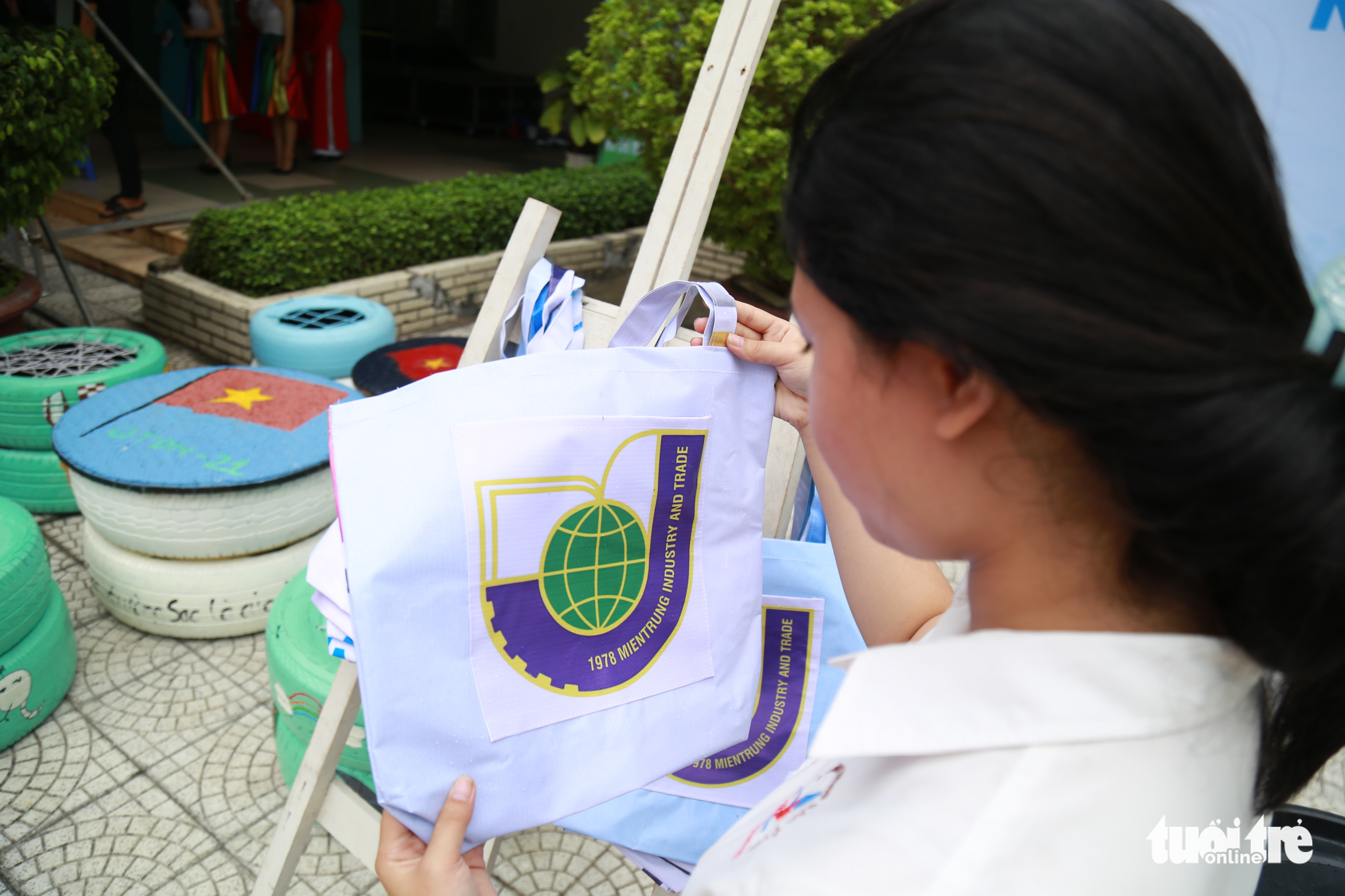 A student holds a bag made from used tarpaulin at the event in Da Nang City, July 2, 2022. Photo: Doan Nhan / Tuoi Tre