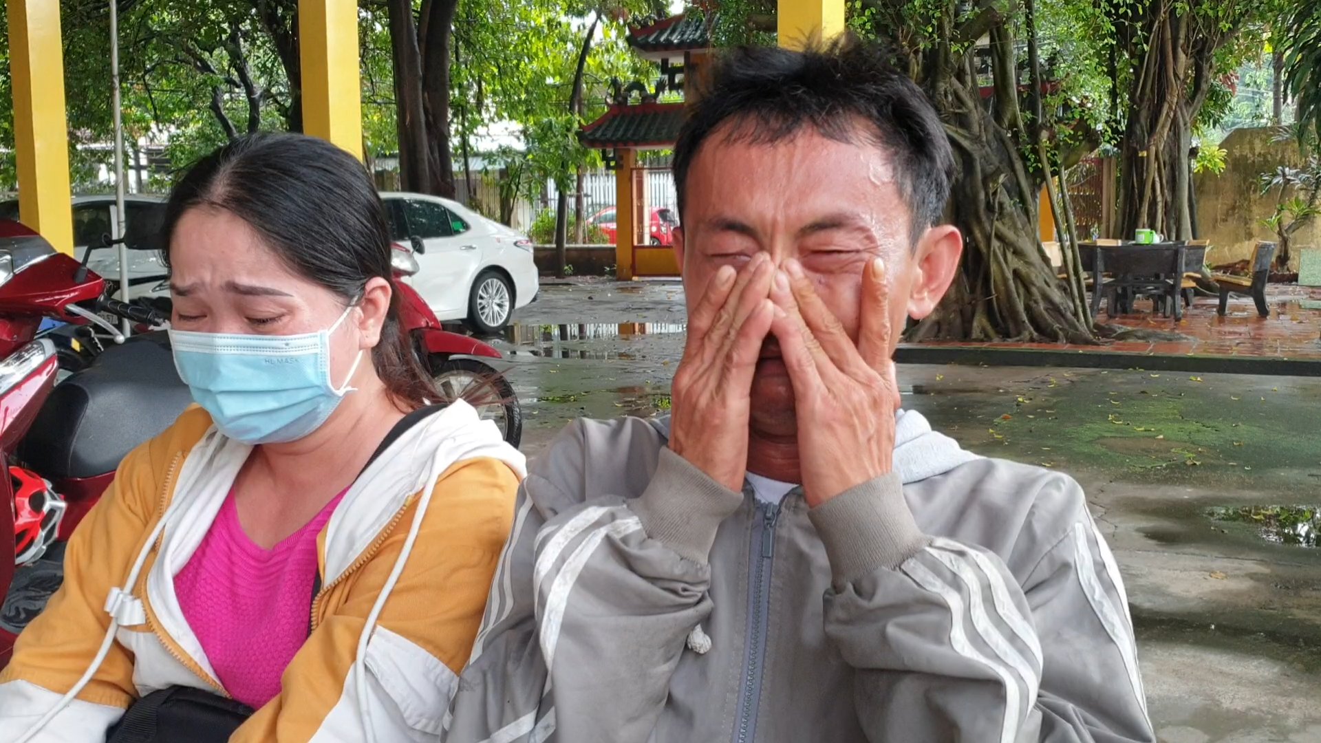 Le Hoang Quoc C.’s parents cry as they seek help for the young boy in mid-June 2022. Photo: N.T.H. / Tuoi Tre