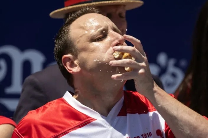 Hot dog eating champ wins again in July 4 contest in New York
