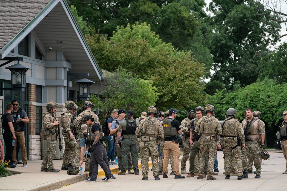 FBI and other law enforcement officers gather on Central Avenue after a mass shooting at a Fourth of July parade route in the wealthy Chicago suburb of Highland Park, Illinois, U.S. July 4, 2022. Photo: Reuters