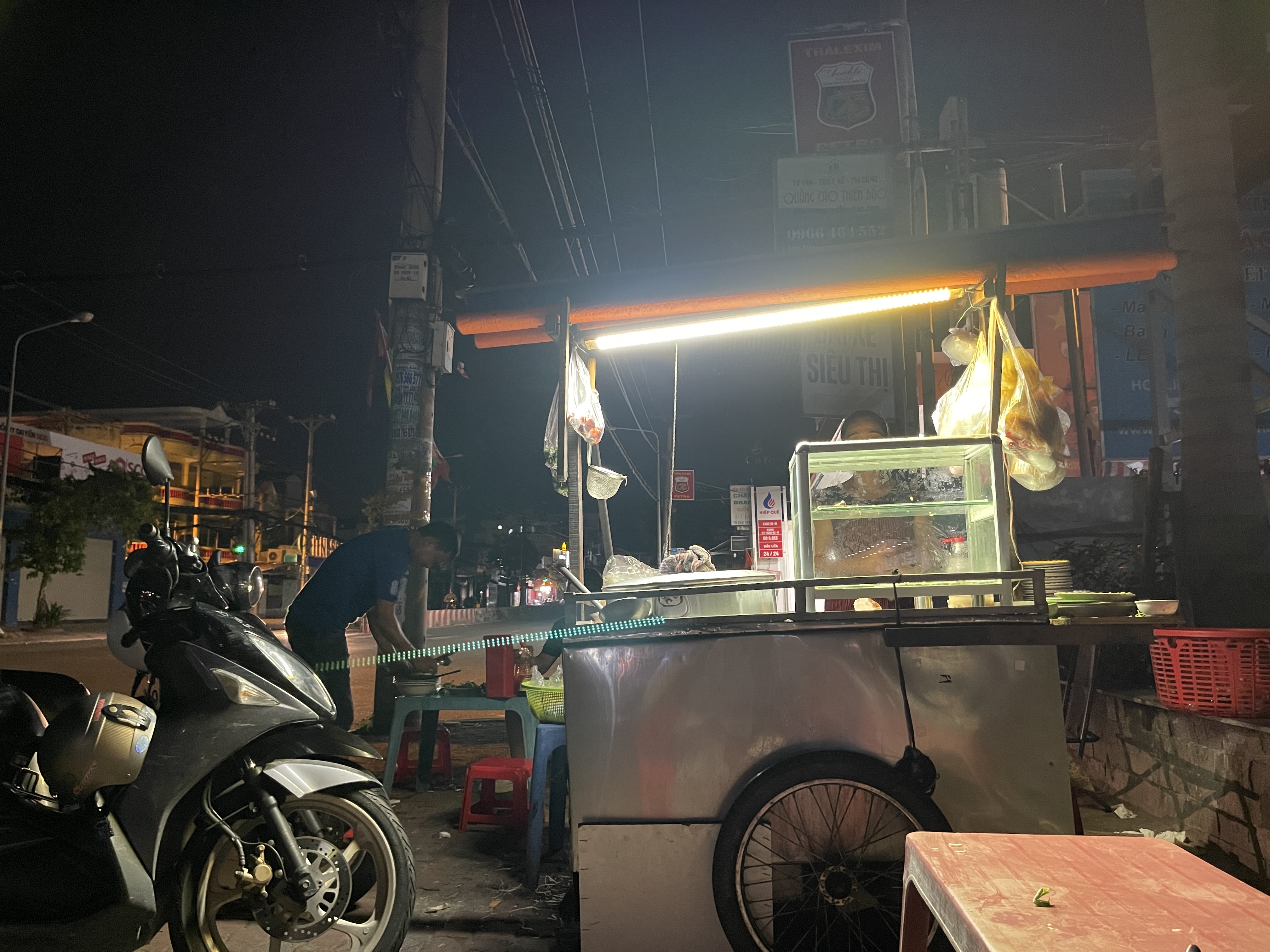 A 'hu tieu' noodle stall opens late at night in District 12, Ho Chi Minh City. Photo: Dong Nguyen / Tuoi Tre News