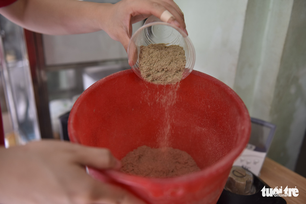 The blended elephant dung is being mixed with paper pulp and tapioca starch. Photo: Ngoc Phuong – Phuong Quyen / Tuoi Tre