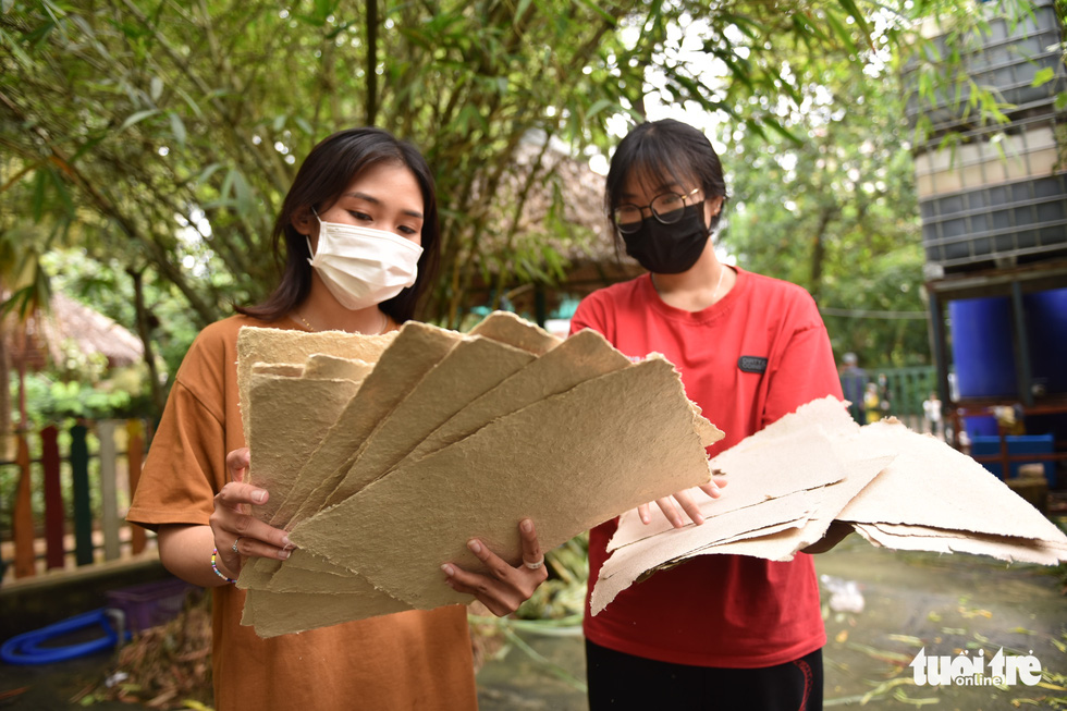 Ho Chi Minh City zoo uses elephant dung to make paper