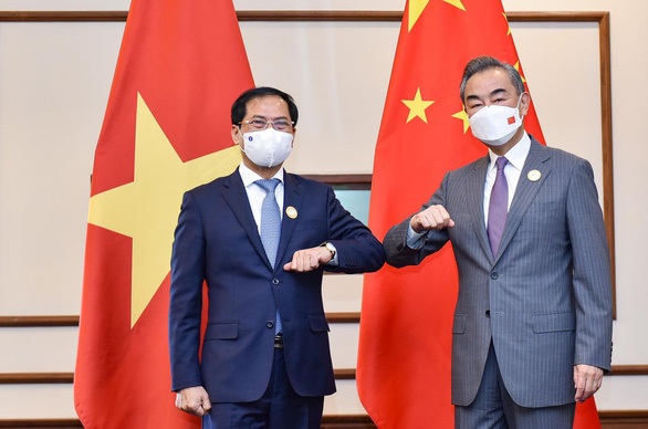<em>Vietnam’s Minister of Foreign Affairs Bui Thanh Son (L) bumps elbows with his Chinese counterpart Wang Yi at the seventh Mekong-Lancang Cooperation Foreign Ministers’ Meeting in Myanmar, July 4, 2022. Photo:</em> Vietnamese Ministry of Foreign Affairs
