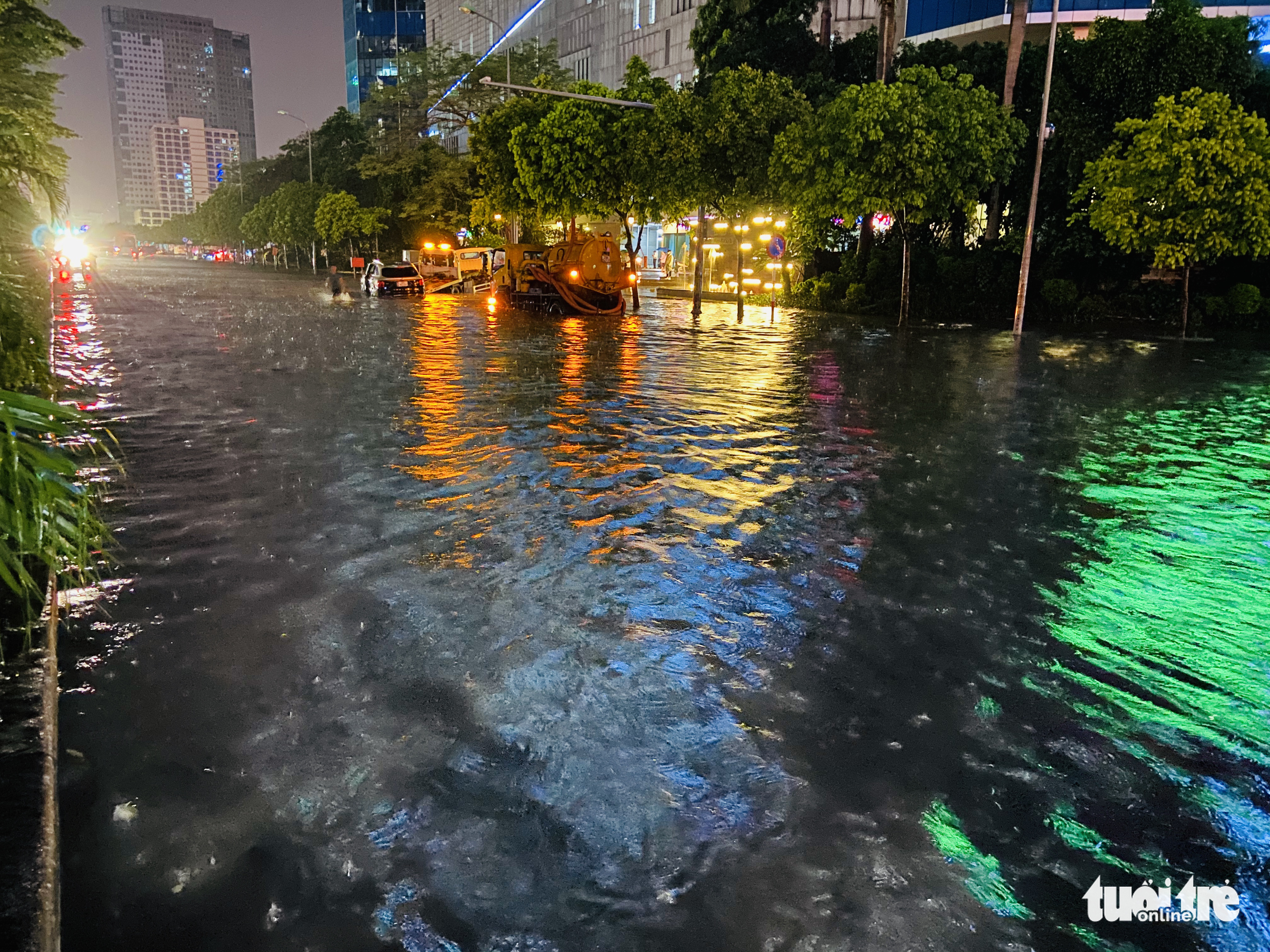 Duong Dinh Nghe Street in Hanoi is still submerged as of 9:20 pm on July 5, 2022. Photo: Q. The / Tuoi Tre