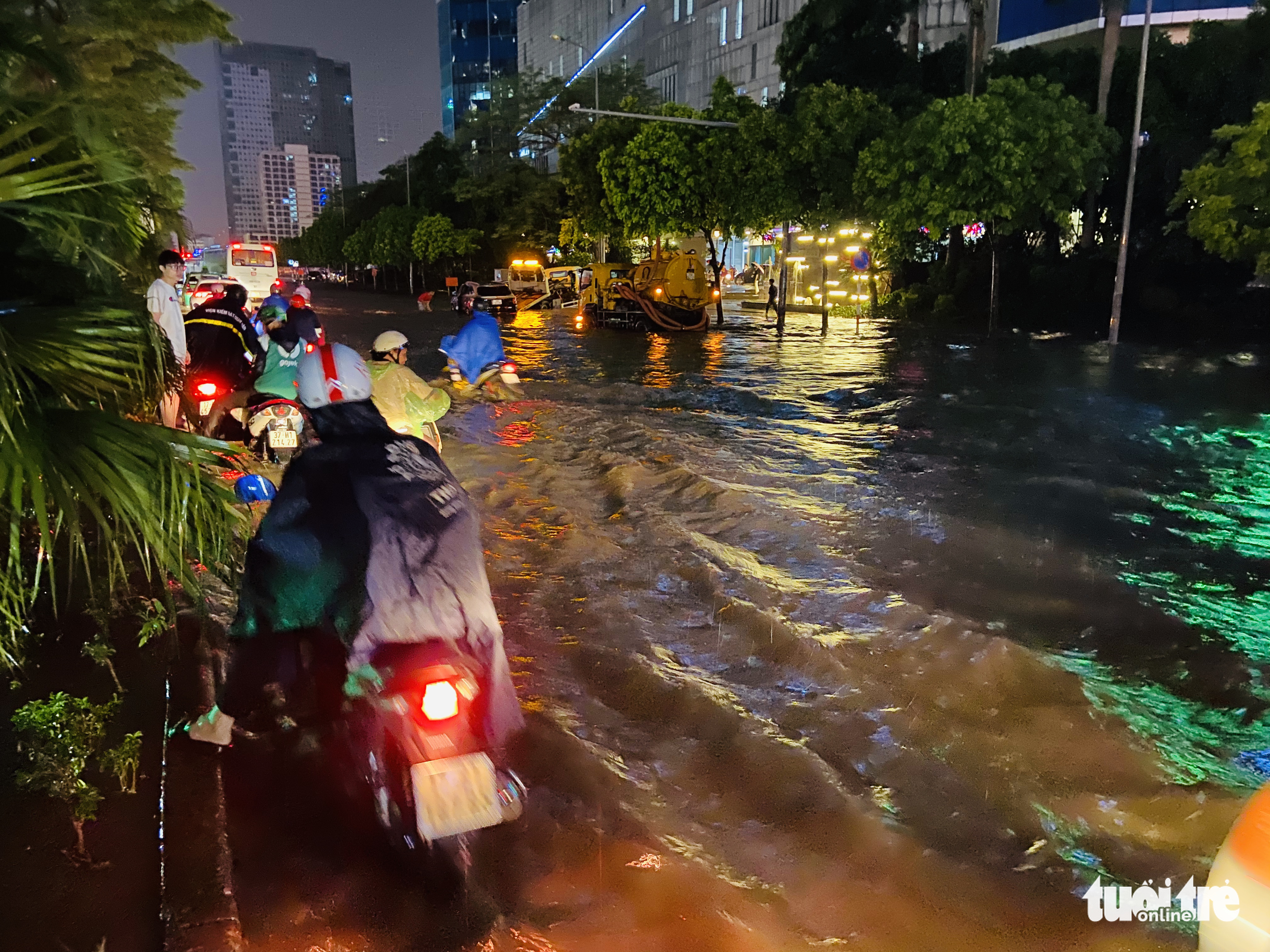 Motorbikes break down due to the serious flooding in Hanoi, July 5, 2022. Photo: Q. The / Tuoi Tre