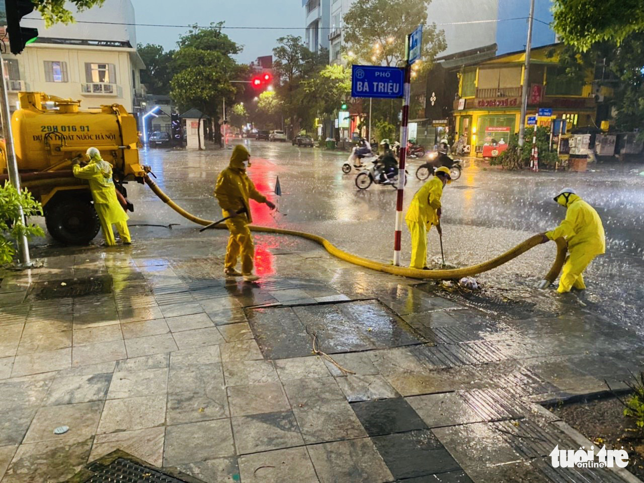 Employees of the Hanoi Sewerage and Drainage Company are mobilized to alleviate the flooding, July 5, 2022. Photo: Q. The / Tuoi Tre