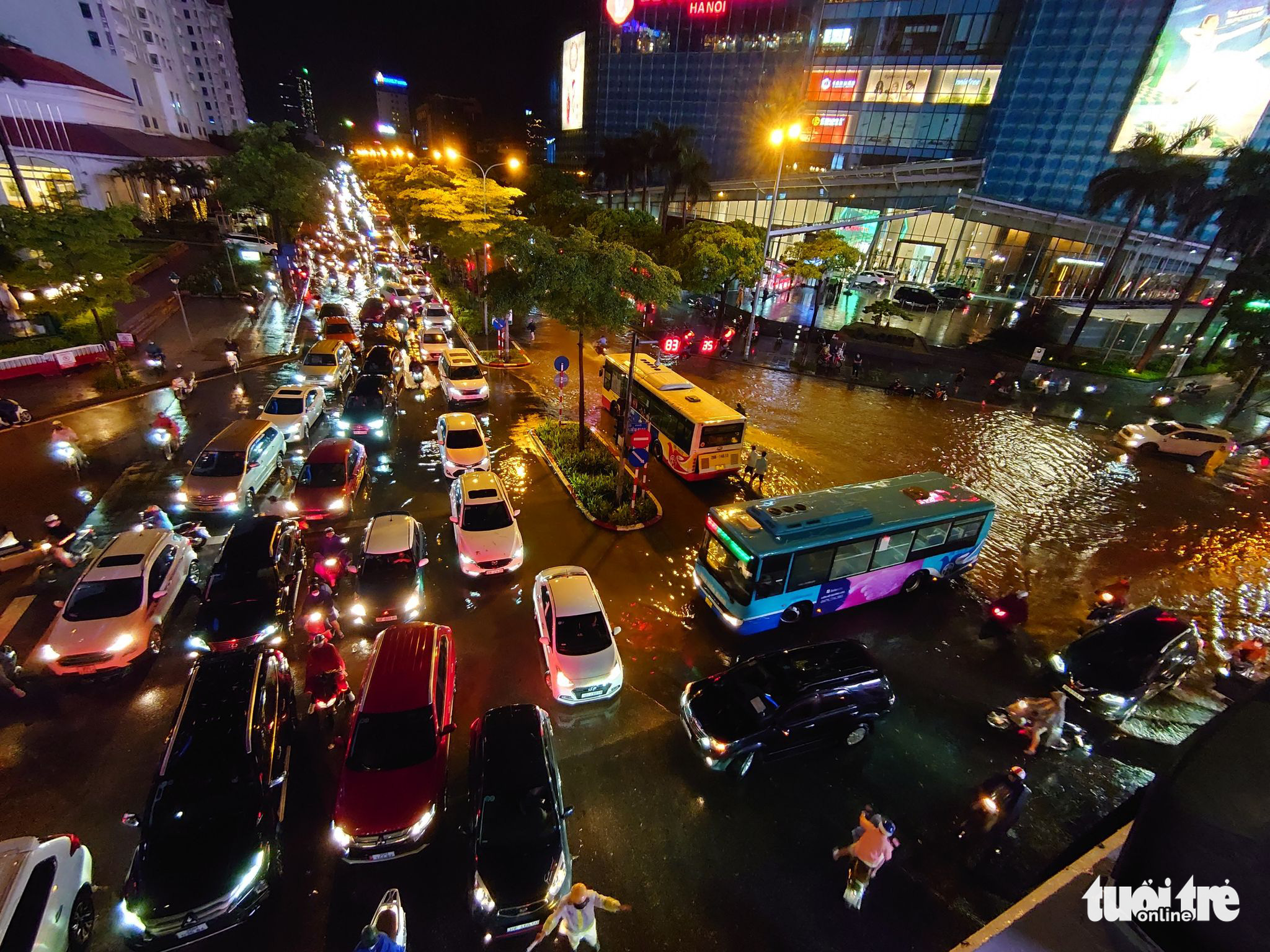 Traffic congestion and flooding occur at the Lieu Gia-Dao Tan Intersection in Hanoi, July 5, 2022. Photo: Nam Tran / Tuoi Tre
