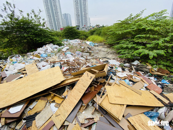 Construction waste is dumped at an empty field along Duong Dinh Nghe Street in Cau Giay District, Hanoi. Photo: Q. The / Tuoi Tre