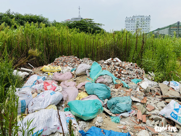 Construction waste is dumped at an empty field along Pham Hung Street in Nam Tu Liem District, Hanoi. Photo: Q. The / Tuoi Tre