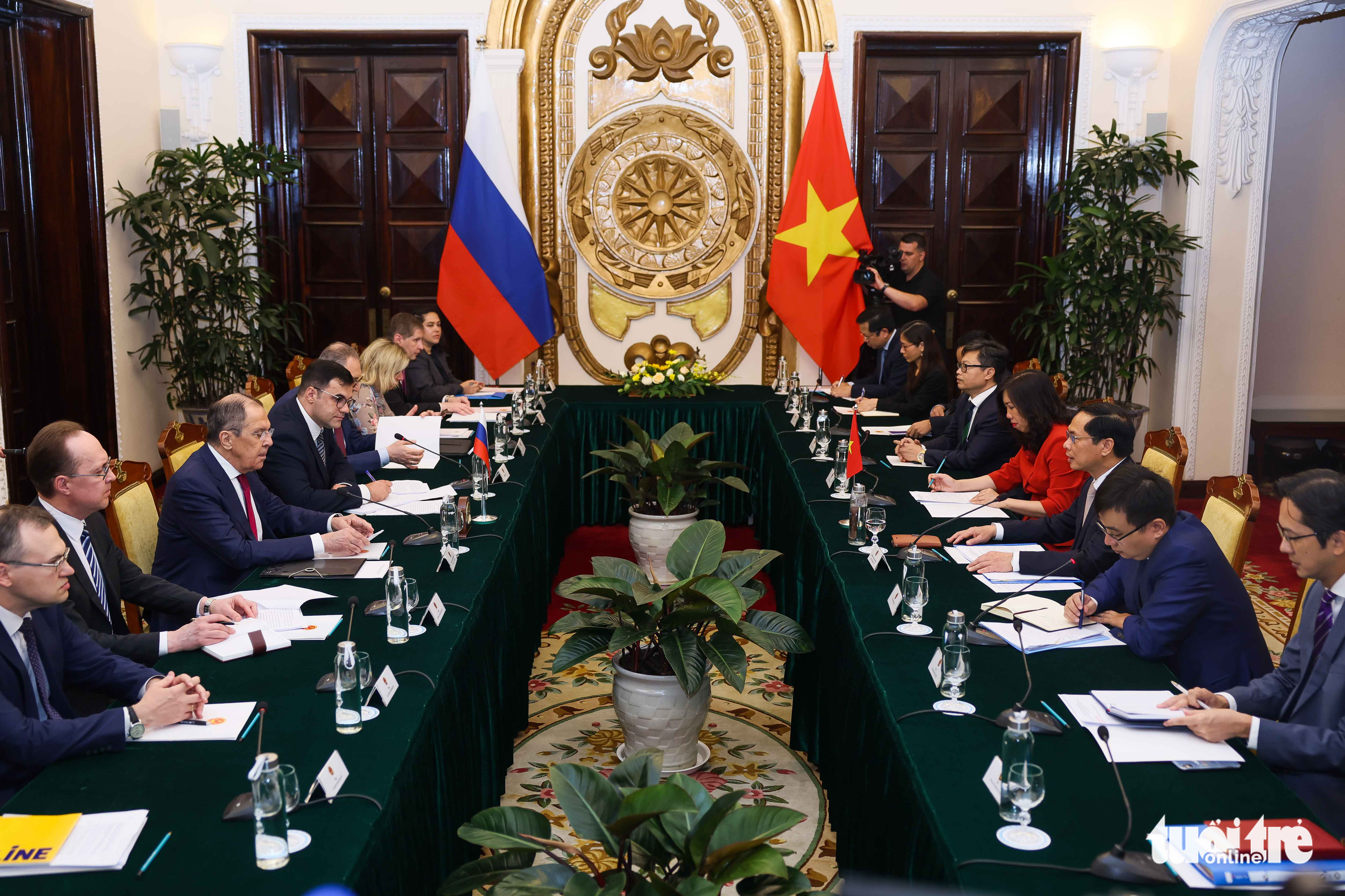 Russian Minister of Foreign Affairs Sergey Lavrov and Vietnamese Minister of Foreign Affairs Bui Thanh Son join talks in Hanoi, July 6, 2022. Photo: Nguyen Khanh / Tuoi Tre