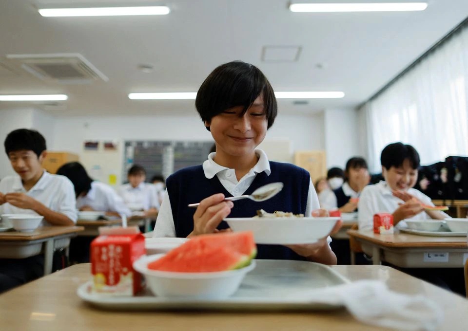Students take a school lunch at Senju Aoba Junior High School in Tokyo, Japan June 29, 2022. Photo: Reuters