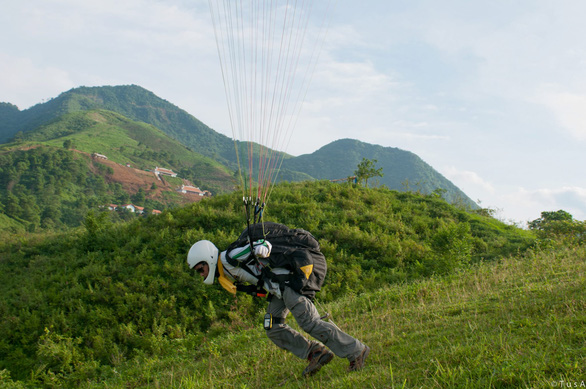 Nguyen Huu Nam takes off from Vien Nam Mountain in Hanoi City in this supplied photo.