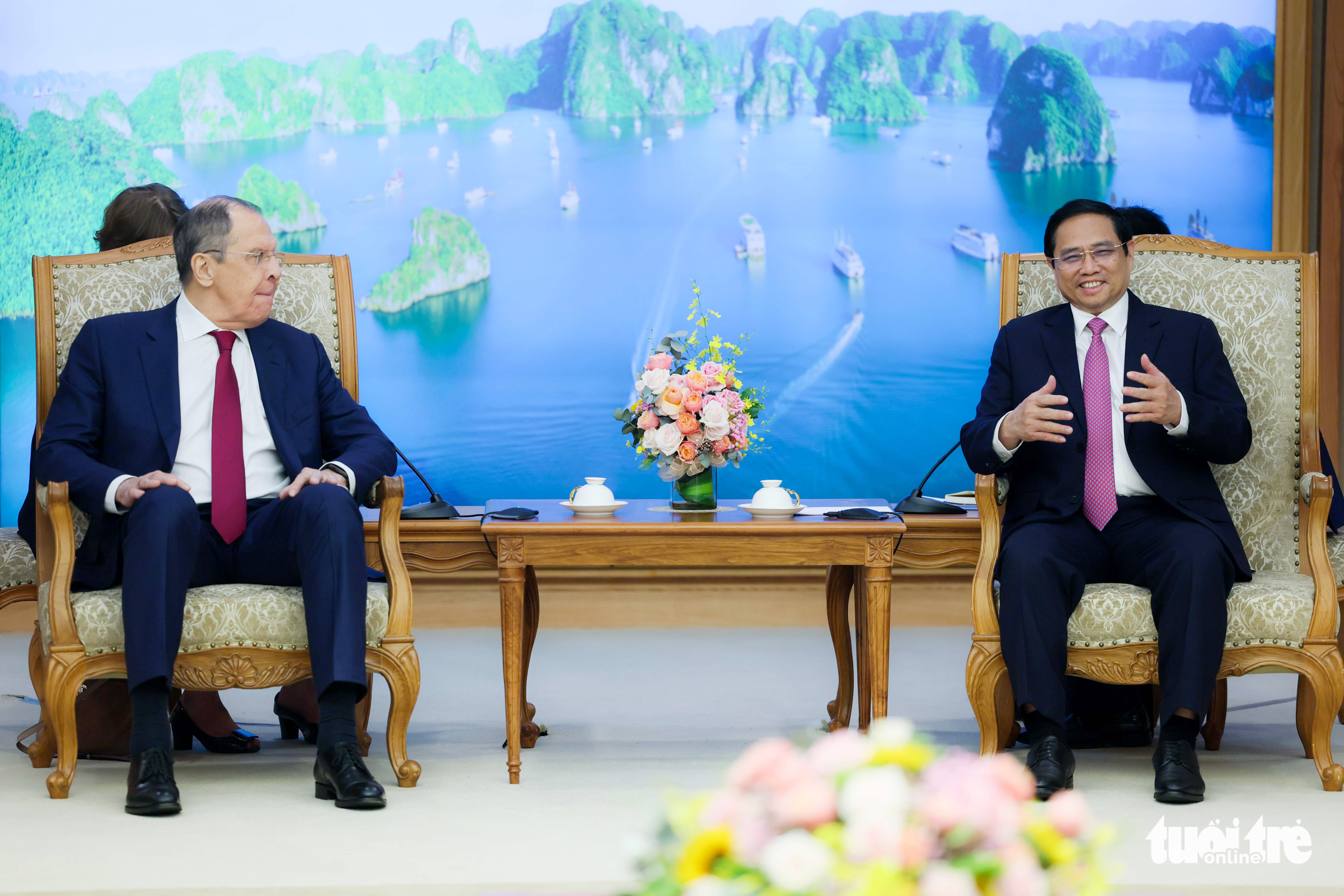 Vietnamese Prime Minister Pham Minh Chinh (R) talks with Russian Minister of Foreign Affairs Sergey Lavrov in Hanoi, July 6, 2022. Photo: Nguyen Khanh / Tuoi Tre