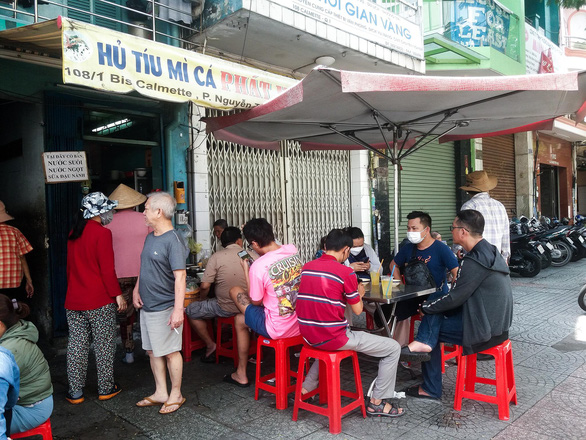 Customers crowd Phat Map ‘hu tieu mi’ stall on Calmette Street, District 1, Ho Chi Minh City, Vietnam. Photo: Minh Duc / Tuoi Tre
