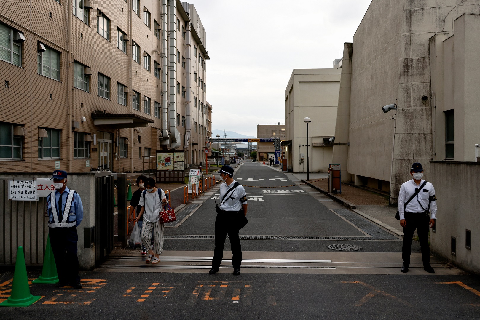 Police officers stand guard outside Nara Medical University Hospital where late former Japanese Prime Minister Shinzo Abe was taken after he was shot while campaigning for a parliamentary election, in Kashihara, Nara prefecture, western Japan July 8, 2022. Photo: Reuters