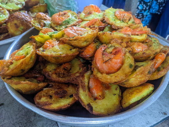 A tray of fried banh khot piled with prawns at Co Gai’s stall in Phu Nhuan District, Ho Chi Minh City, Vietnam. Photo: Minh Duc / Tuoi Tre