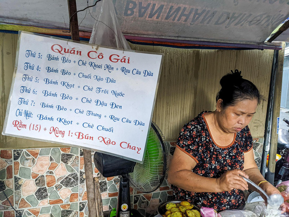 Co Gai prepares banh khot for customers at her stall in Phu Nhuan District, Ho Chi Minh City, Vietnam. Photo: Minh Duc / Tuoi Tre