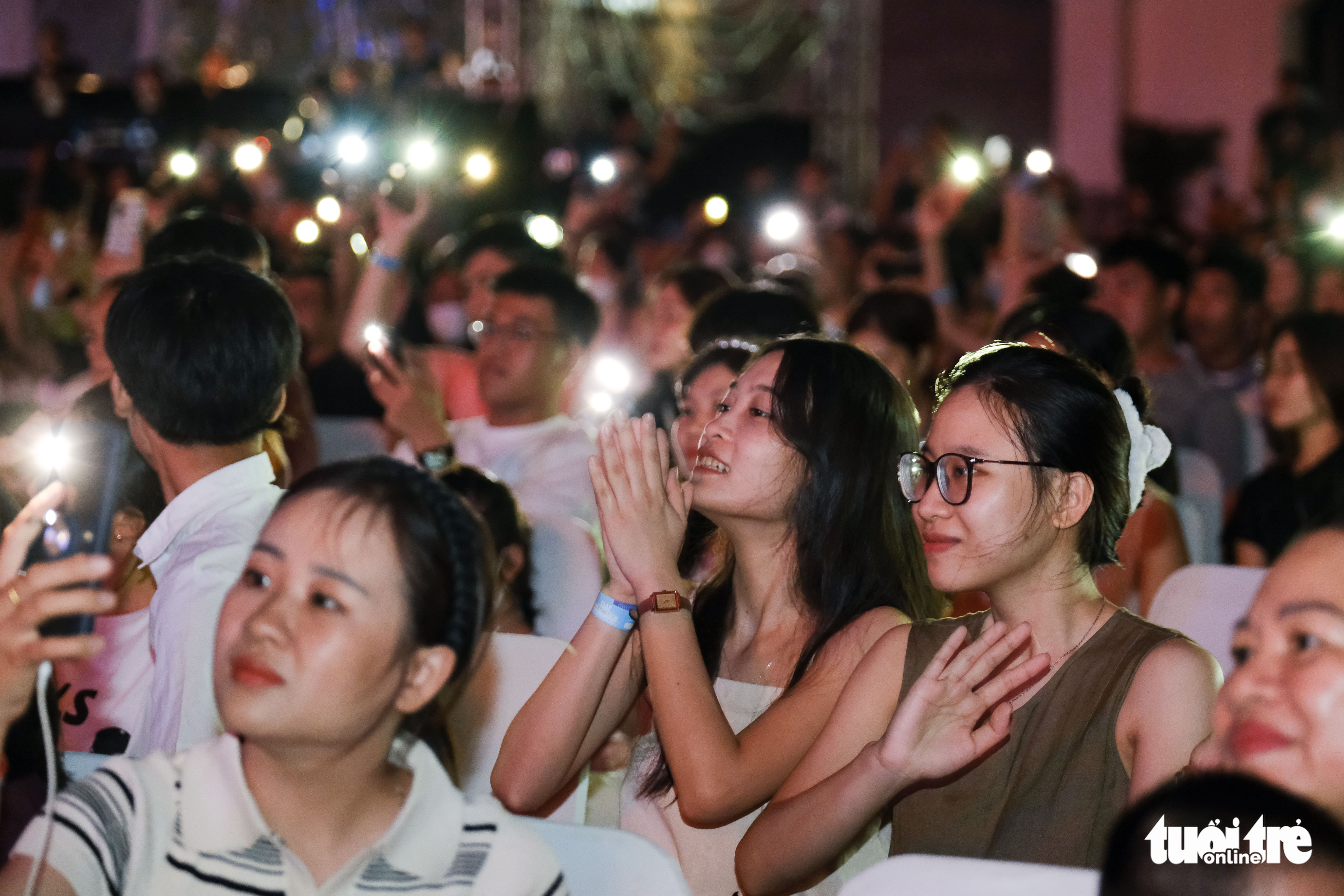 Young people cheer for their favorite artists at the Take me to the Sun music festival in Da Nang City, Vietnam, July 9, 2022. Photo: Tan Luc / Tuoi Tre
