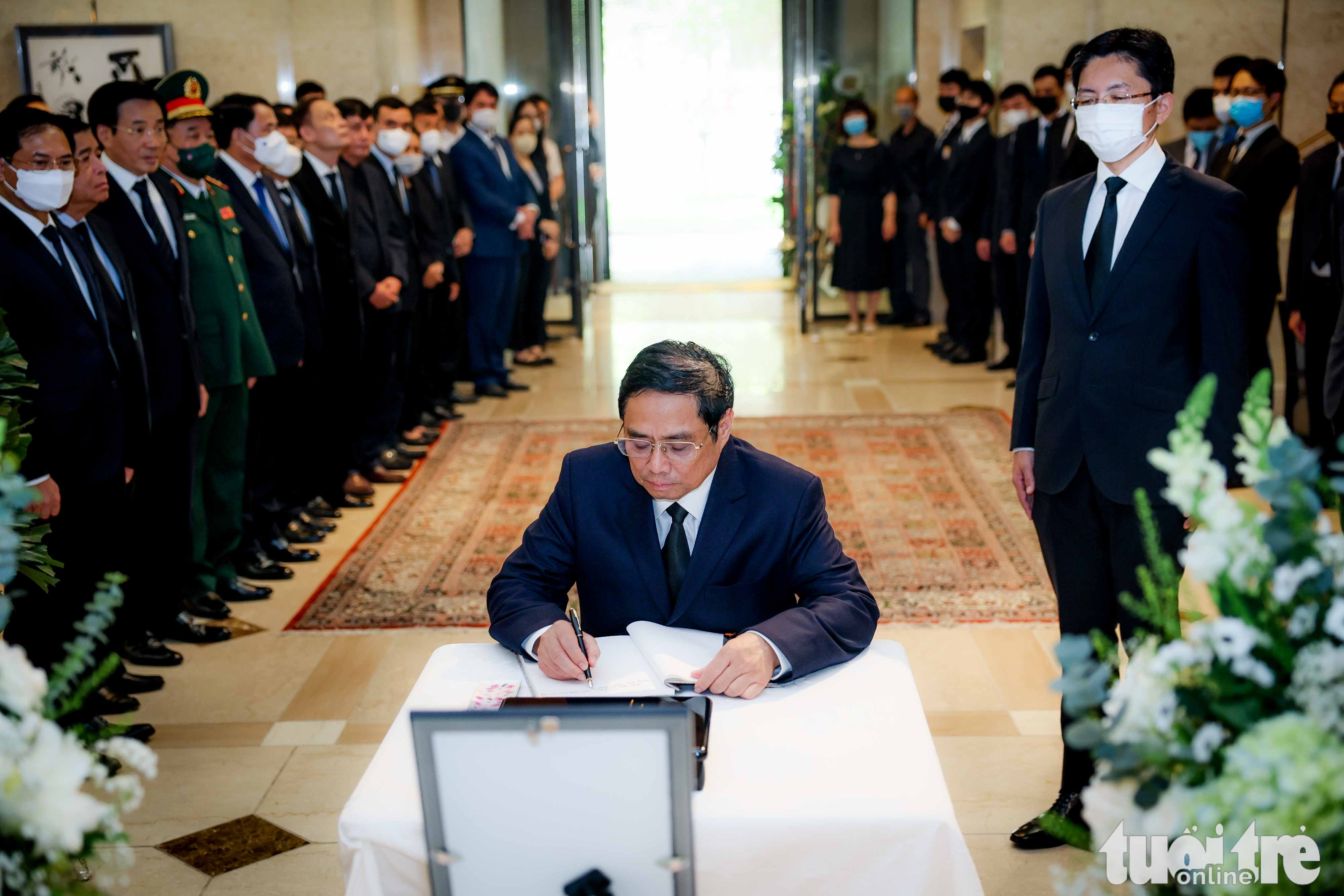 Vietnamese premier writes in condolence book for former Japanese Prime Minister Shinzo Abe