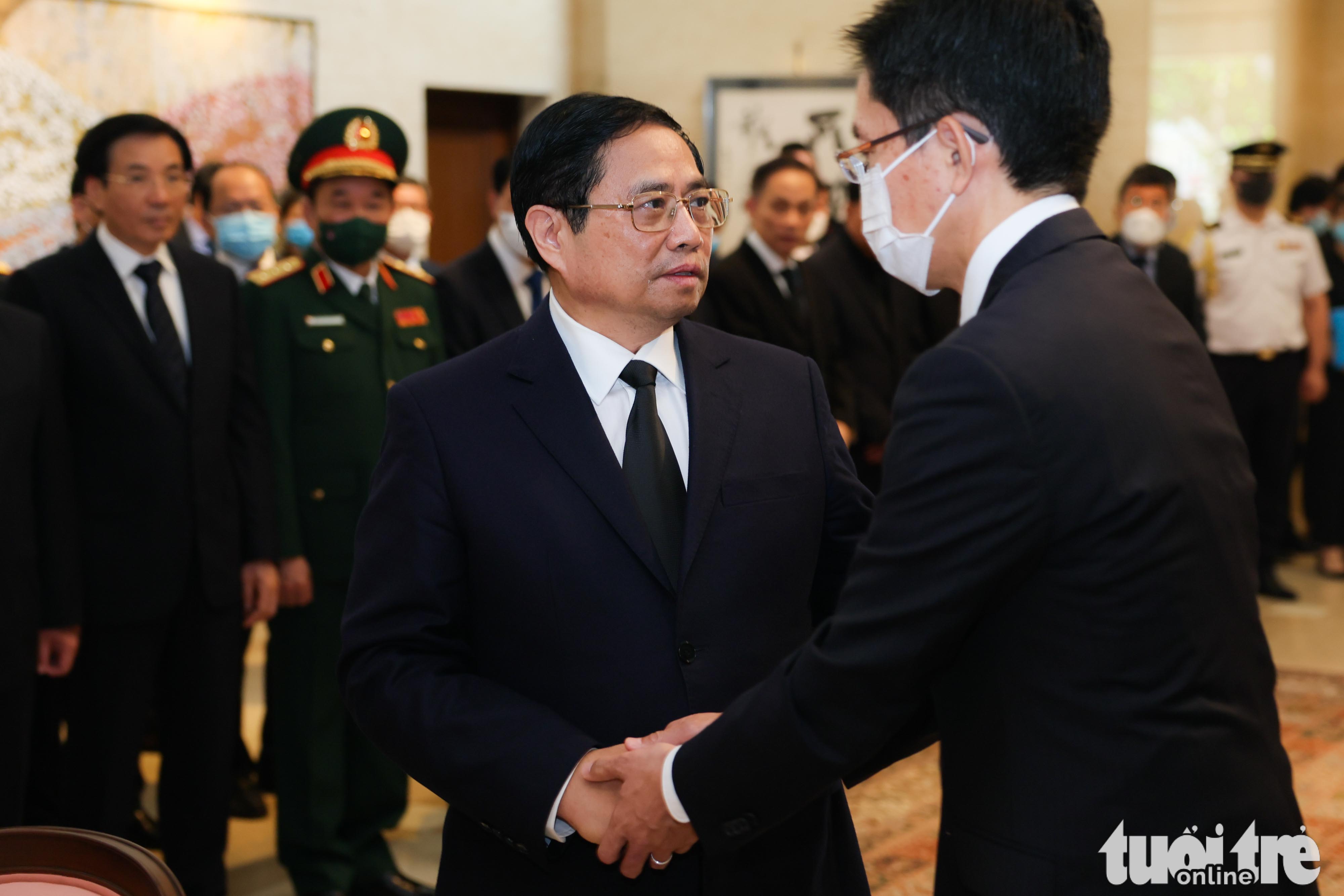 Vietnamese Prime Minister Pham Minh Chinh extends his condolences to the Chargé d'affaires of the Japanese Embassy in Vietnam, July 11, 2022. Photo: Nguyen Khanh / Tuoi Tre
