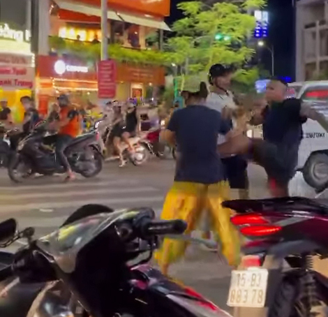 Seemingly drunk man filmed assaulting woman, Chinese husband during road rage incident in Vietnam